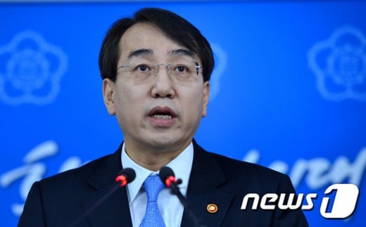 이석준 국무조정실장이 지난 8일 오후 종로구 세종로 정부서울청사에서 정부의 독자적인 대북 제재 조치들을 발표하고 있다. /사진=뉴스1