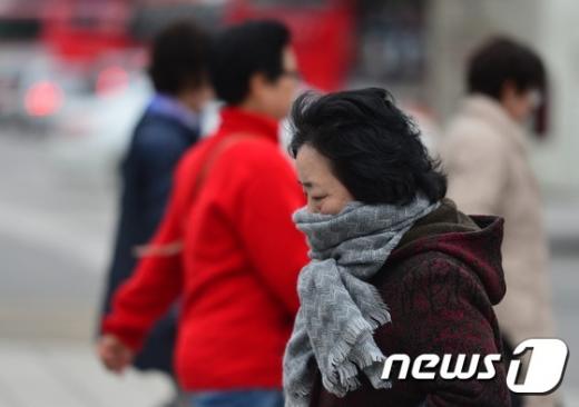 지난 8일 오후 서울 광화문네거리에서 시민들이 다소 추워진 날씨에 잔뜩 움츠린 채 발걸음을 재촉하고 있다. /사진=뉴스1