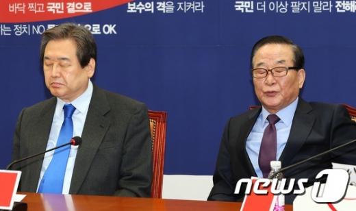 9일 오전 서울 여의도 국회에서 열린 새누리당 최고중진연석회의에서 김무성 대표(왼쪽)와 서청원 최고위원이 눈을 감은 채 생각에 잠겨 있다. /사진=뉴스1