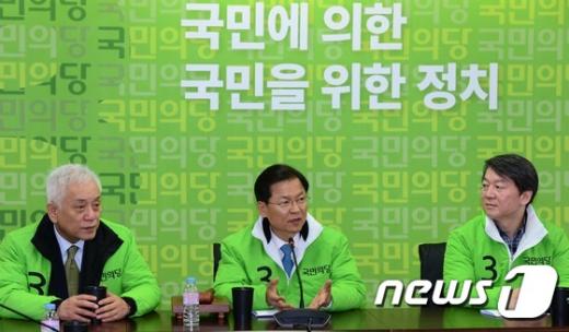 천정배 국민의당 공동대표가 9일 오전 서울 마포구 당사에서 열린 최고위원회의에 김한길 선대위원장, 천 공동대표, 안철수 상임공동대표(왼쪽부터)가 참석해 있다. /사진=뉴스1