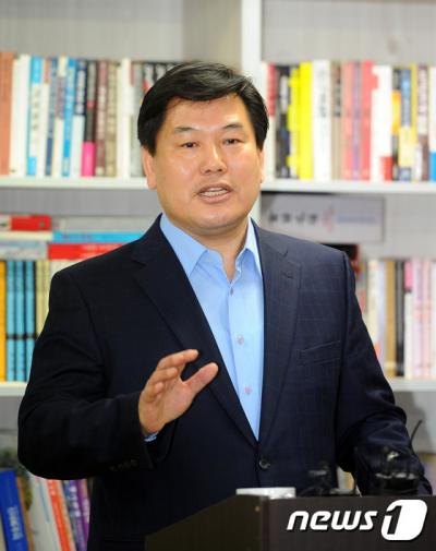 컷오프 탈락에 반발해 탈당을 선언한 더불어민주당 홍의락 의원이 9일 오전 대구 북구 지역구 사무실에서 탈당 재확인 기자회견을 갖고 있다. /사진=뉴스1