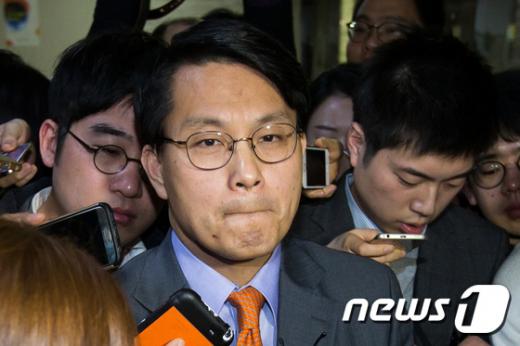 새누리당 김무성 대표를 향한 막말·욕설 파문을 일으킨 윤상현 의원이 9일 서울 여의도 국회에서 김 대표와 면담을 요청했으나 만나지 못하고 대표실을 나서며 취재진 질문에 답하고 있다. /사진=뉴스1