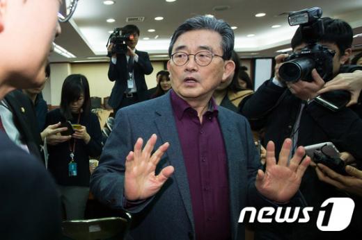 새누리당 이한구 공천관리위원장이 지난 8일 서울 여의도 당사에서 열린 공천관리위원회 공천신청자 면접에 참석하고 있다. /사진=뉴스1
