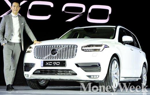 지난 2일 동대문디자인플라자(DDP)에서 열린 볼보자동차코리아 'The All-New XC90' 공개행사에 배우 이정재가 참석해 포즈를 취하고 있다. /자료사진=임한별 기자
