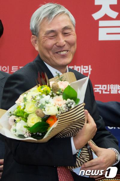 바둑기사 조훈현 9단이 10일 서울 여의도 국회에서 열린 새누리당 최고위원회의에 참석해 입당원서를 제출, 꽃다발을 받고 있다. /사진=뉴스1