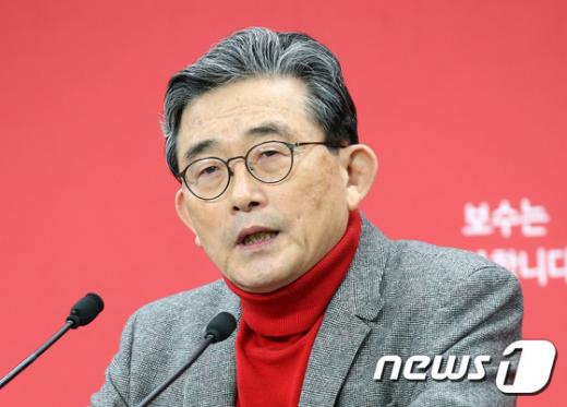 새누리당 이한구 공천관리위원장이 10일 오전 서울 여의도 당사에서 2차 공천결과를 발표하고 있다. /사진=뉴스1