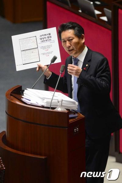 더불어민주당 정청래 의원이 지난달 27일 국회 본회의장에서 테러방지법 저지를 위한 필리버스터(무제한 토론)를 진행하고 있다. /자료사진=뉴스1