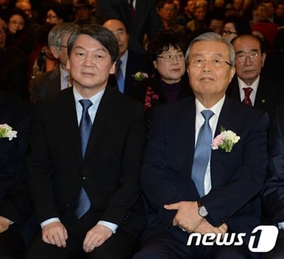 안철수 국민의당 상임공동대표(왼쪽)와 김종인 더불어민주당 비상대책위원회 대표가 지난 10일 서울 세종문화회관 세종홀에서 열린 김종필 전 국무총리의 정치인생을 담은 '김종필 증언록' 출판 기념회에 참석하고 있다. /사진=뉴스1
