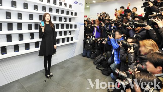 [MW사진] 시선 강탈한 갤럭시S7 든 김연아