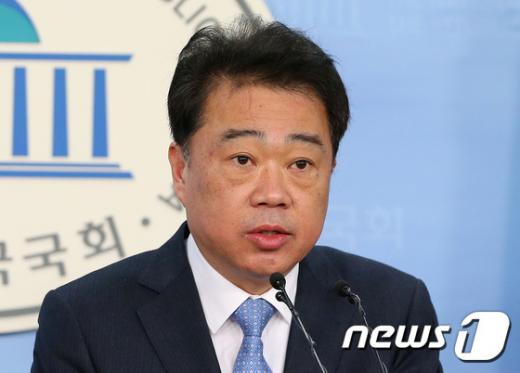 더불어민주당 김성수 대변인이 11일 오전 서울 여의도 국회 정론관에서 전략검토지역을 발표하고 있다. /사진=뉴스1
