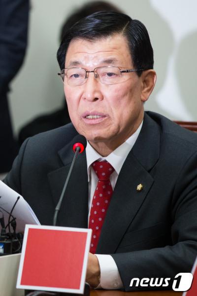 새누리당 황진하 사무총장이 지난 10일 서울 여의도 국회에서 열린 최고위원회의에서 모두발언을 하고 있다. /사진=뉴스1