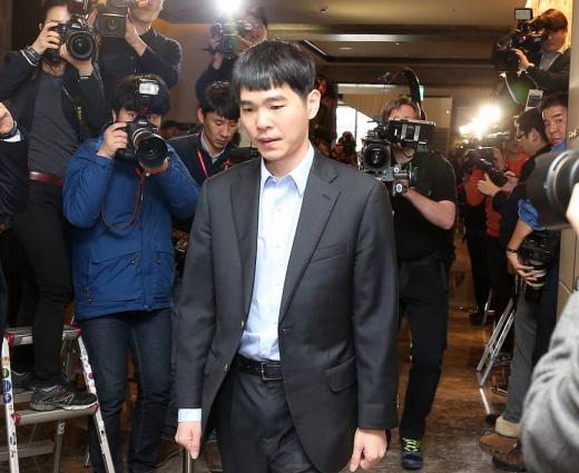 이세돌 9단이 구글의 인공지능(AI) 알파고와의 바둑대결 3국에서 패했다./사진=구글