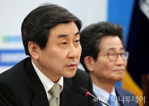 이종걸 더불어민주당 원내대표(왼쪽)가 지난 8일 오전 서울 여의도 국회에서 열린 원내대책회의에서 모두발언을 하고 있다. /사진=머니투데이