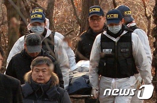 계모에게 학대받고 버려진 것으로 알려진 신원영군(7)의 시신이 지난 12일 오전 경기 평택시 청북면의 한 야산에서 경찰들에게 운구되고 있다. /사진=뉴스1