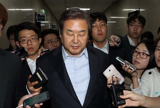 지난 18일 김무성 새누리당 대표가 심야 최고위원회를 마친 후 국회 본청을 나서고 있다. /사진=뉴시스