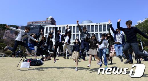 지난해 4월1일 만우절을 맞아 서울 종로구 성균관대 인문사회과학캠퍼스에서 글로벌경영학과 학생들이 고교시절 교복을 입은 채 즐거운 시간을 보내고 있다./사진=뉴스1