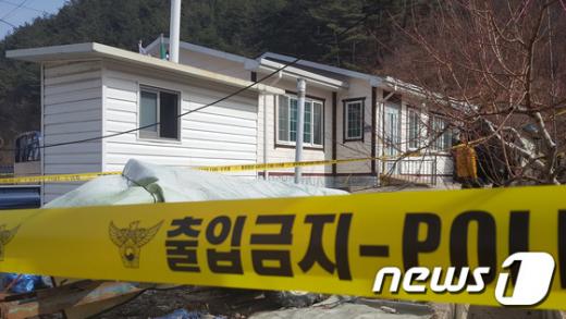 경북 청송경찰서 과학수사반이 지난달 10일  경북 청송군 현동면 마을 회관에서 발생한 마을 주민 사망사고 현장을 수색하고 있다. /자료사진=뉴스1
