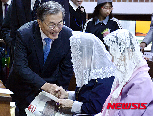 더불어민주당 문재인 전 대표가 3일 오전 서울 신대방성당에서 열린 미사에 참석해 신도들과 인사를 하고 있다. /사진=뉴시스
