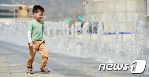 지난 1일 한 어린이가 가동을 시작한 서울 광화문 광장 분수대 주위를 맴돌고 있다. /사진=뉴스1