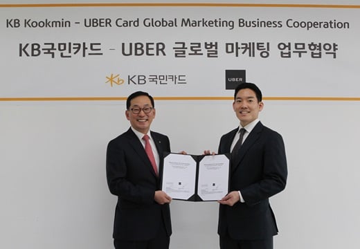 신성훈 KB국민카드 마케팅본부장(왼쪽)과 강경훈 우버코리아 대표가 4일 서울 강남구 우버코리아 사옥에서 업무협약 체결 후 기념촬영을 하고 있다. /사진=KB국민카드