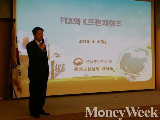 ▲ 프랜차이즈 해외진출시 현지 법과 제도 숙지가 중요하다고 강조하는 김학도 실장 (사진=강동완기자)