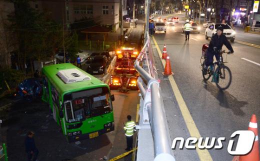 5일 새벽 경찰 등이 전날 밤 서울 마포구 성산고가 아래로 추락한 마을버스 견인을 준비하고 있다. /사진=뉴스1