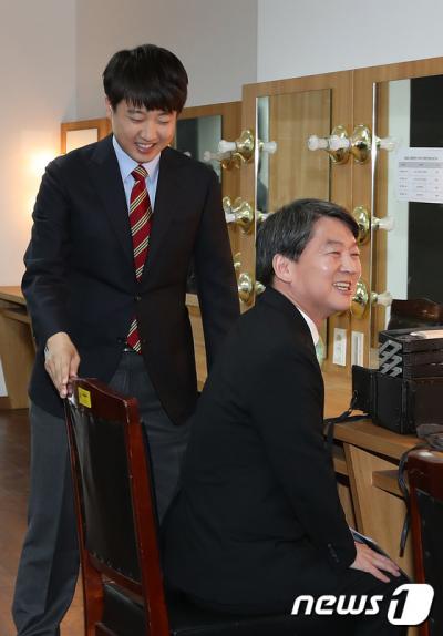 지난 5일 오후 서울 노원구 인덕대학교 은봉관에서 열린 노원후보자 TV토론회에 참석하는 새누리당 이준석 후보(왼쪽)와 국민의당 안철수 후보가 분장실에서 마주치고 있다. /사진=뉴스1