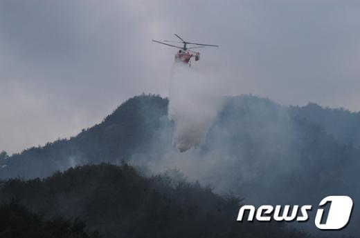 5일 충주 수안보 인근에서 산불이 나 헬기가 진화작업을 벌이고 있다. /사진=뉴스1
