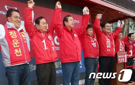 김무성 새누리당 대표(왼쪽 3번째)가 오늘(6일) 전북 전주시 완산구 롯데백 화점 앞에서 열린 전주권 합동유세에서 전주을 정운천 후보(맨왼쪽)를 비롯한 지역 후보자들과 함께 손을 맞잡으며 지지를 호소하고 있다. /사진=뉴스1 오대일 기자
