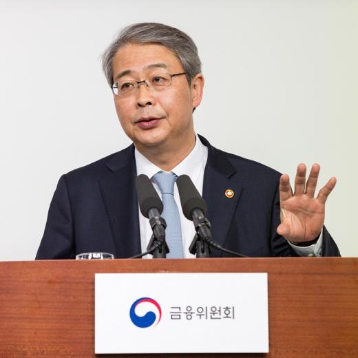임종룡 금융위원장이 6일 오전 서울 중구 세종대로 금융위원회 기자실에서 4월 금융개혁 기자간담회 브리핑을 하고 있다./사진=금융위원회
