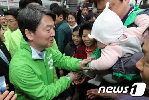 안철수 국민의당 상임공동대표(왼쪽)가 오늘(6일) 오후 양산시 중부동 양산시외버스터미널 앞에서 홍순경 양산시갑 후보 지원유세를 하고 있다. /사진=뉴스1