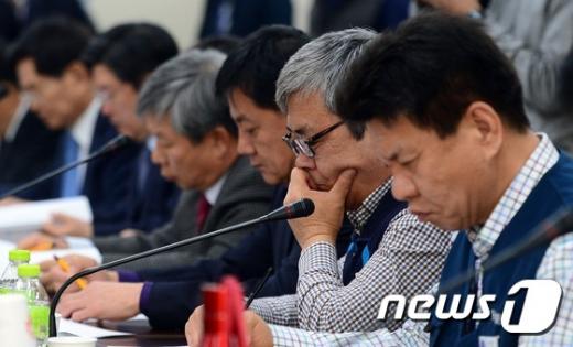 7일 정부세종청사 고용노동부에서 열린 최저임금위원회 1차 전원회의에서 참석위원들이 생각에 잠겨 있다. /사진=뉴스1
