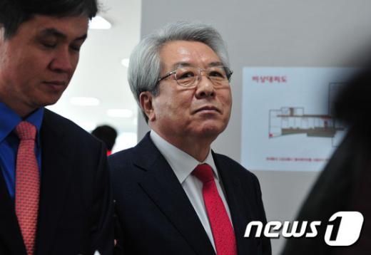 선거비용을 부풀려 신고하는 등 지방교육자치법 위반과 사기 혐의로 기소된 김복만 울산시교육감이 8일 오전 울산지법에서 벌금 500만원, 징역 8개월, 집행유예 2년을 선고받은 뒤 법정을 나서고 있다. /사진=뉴스1