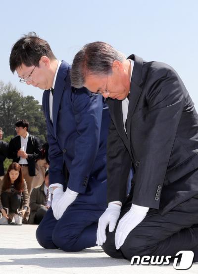 더불어민주당 문재인 전 대표(오른쪽)와 더민주 김홍걸 국민통합위원장이 8일 오전 광주 국립5·18민주묘지를 찾아 무릎을 꿇고 참배하고 있다. /사진=뉴스1
