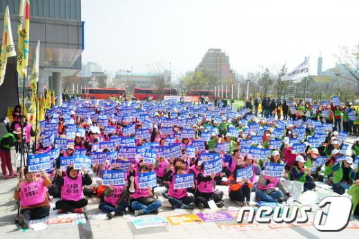 8일 전북 학교비정규직 연대회가 전북 전주 도교육청 앞에서 총파업 대회를 열고 있다. /사진=뉴스1
