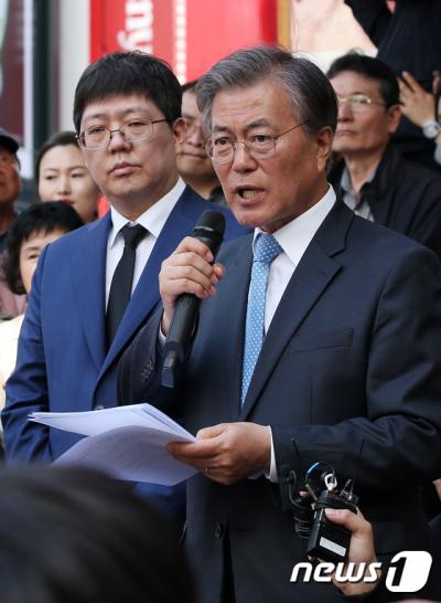 더불어민주당 문재인 전 대표(오른쪽)가 8일 광주 충장로 거리에서 '광주시민에게 드리는 글'을 발표하고 있다. /사진=뉴스1
