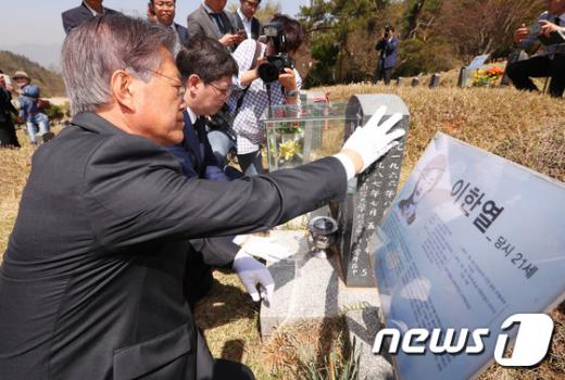 '문재인 광주' 문재인 더불어민주당 전 대표가 지난 8일 오전 김홍걸 국민통합위원장과 함께 광주 북구 민족민주열사묘역을 찾아 이한열 열사의 묘소에서 참배하고 있다. /사진=뉴스1