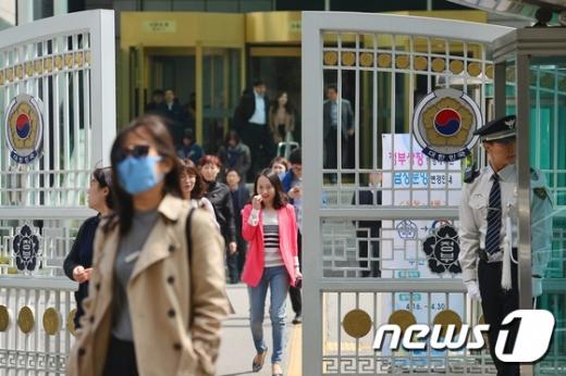 서울 종로구 정부서울청사에서 공무원들이 후문을 통해 청사를 나서고 있다. /사진=뉴스1