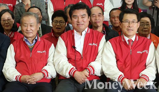 [MW사진] 4·13총선 , 쓴웃음 짓는 새누리당 원유철 원내대표
