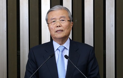 김종인 더불어민주당 비대위 대표가 15일 서울 여의도 국회에서 열린 중앙선거대책위원회 해단식에서 인사말을 하고 있다. 더불어민주당은 이날 선거대책위원회 해단식으로 총선 행보를 마무리하고 비상대책위원회 체제 재정비에 나선다. /사진=뉴스1 오대일 기자