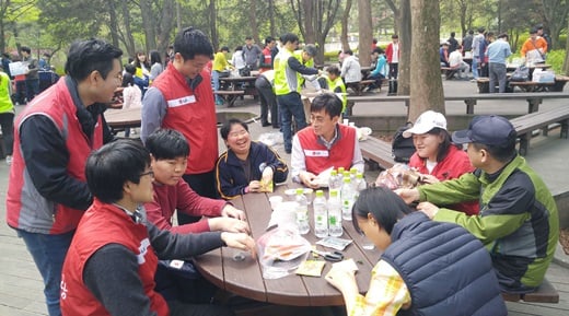 LG전자 임직원 봉사단 30여명이 20일 경기도 오산시에 위치한 장애인 특수교육기관인 성심학교를 방문해 소외계층에 따뜻한 사랑을 전했다. 사진은 임직원 봉사단과 성심학교 학생들이 오산에 위치한 물향기 수목원에서 즐거운 시간을 보내고 있는 모습. /사진=LG전자