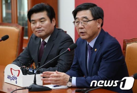 이기권 고용노동부장관(오른쪽)이 오늘(20일) 서울 여의도 국회에서 열린 원유철 새누리당 원내대표와의 면담에서 노동개혁법 처리와 관련한 입장을 밝히고 있다. /사진=뉴스1 오대일 기자