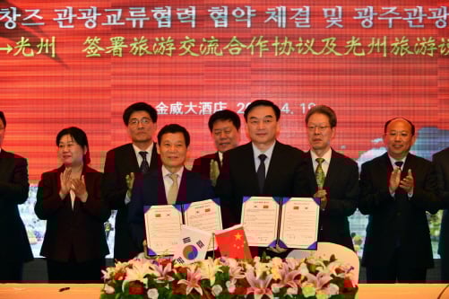 ▲윤장현 광주시장은 19일 중국 자매 도시인 산서성 시샤오쥔 창즈시장과 관광교류 업무협약을 체결했다.[사진제공=광주광역시]