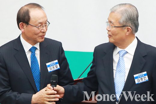[MW사진] 마이크 넘기는 김종인