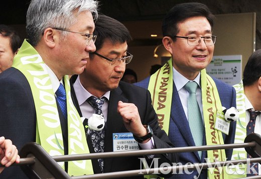 [MW사진] 판다월드 관람하는 김종덕 장관과 김봉영 사장