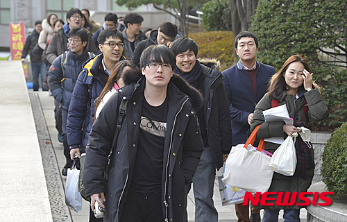 지난 1월4일 변호사시험 응시생들이 제5회 변호사시험이 열리는 서울 성북구 안암동 고려대학교 우당교양관으로 이동하고 있다. /자료사진=뉴시스