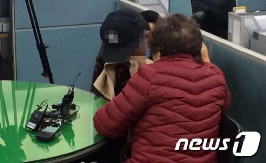 35년 만에 어머니와 재회해 눈물을 흘리고 있는 전과 9범의 절도범. /사진=뉴스1