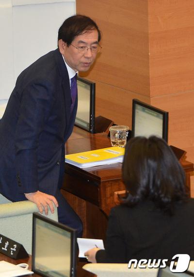 박원순 서울시장이 지난 20일 오전 서울시의회 본회의장에서 열린 제267회 임시회 2차 본회의 서울시정 및 교육행정에 관한 질문을 마친 뒤 시의원들과 대화하고 있다. /자료사진=뉴스1 
