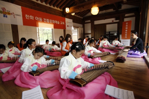 21일 서울 남산국악당 체험실에서 전통문화예술교육사업인 ‘한화예술더하기’ 사회공헌 활동에 참석한 한화그룹 임직원 봉사자들과 아동들이 가야금 교육에 참여하고 있다./사진=한화그룹