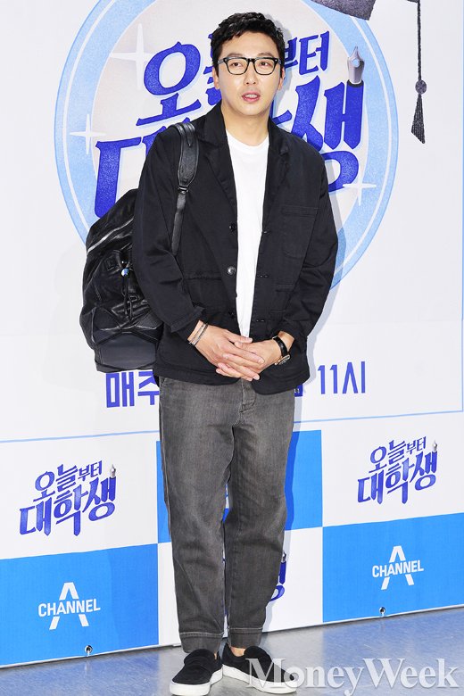 [MW사진] 탁재훈, 3년 포토타임 '어색한 포즈?'